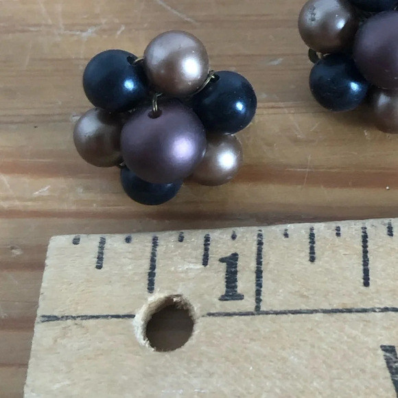 Vtg  Beaded Clip On Earrings - Picture 9 of 9